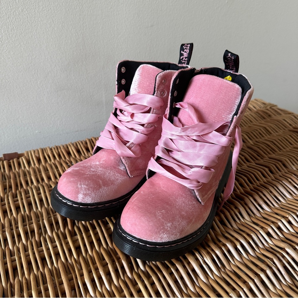 Dr. Martens Air Wave Pink Velvet Ribbon Lace-Up Women's Boots NWOT 5